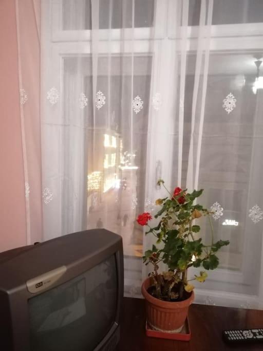 La 2 Pasi De Biserica Neagra Braşov Exterior foto